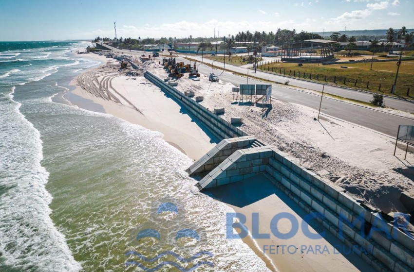 Ao todo, mais de 15 mil blocos irão compor o paredão de proteção do calçadão, da ciclovia e da via de tráfego. Foto Aérea: Jonathan Lins/Secom Maceió